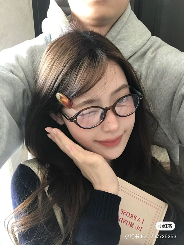 Top 99+ ảnh gái xinh đeo kính siêu Cute và đáng yêu