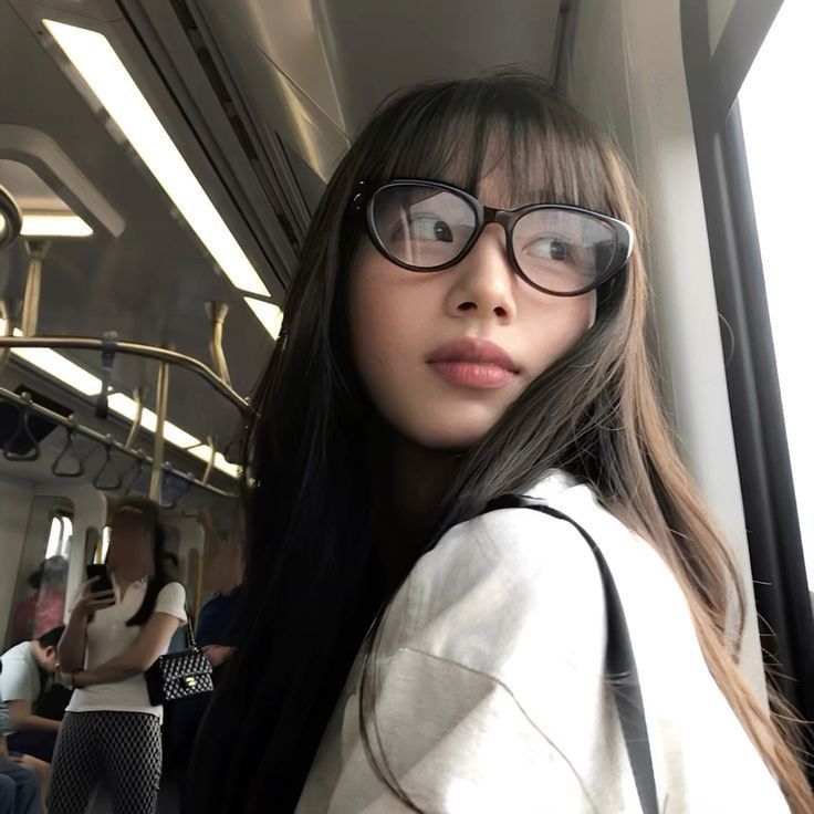 Top 99+ ảnh gái xinh đeo kính siêu Cute và đáng yêu