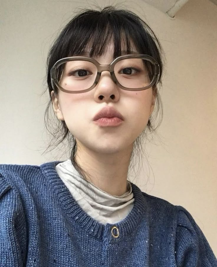 Top 99+ ảnh gái xinh đeo kính siêu Cute và đáng yêu