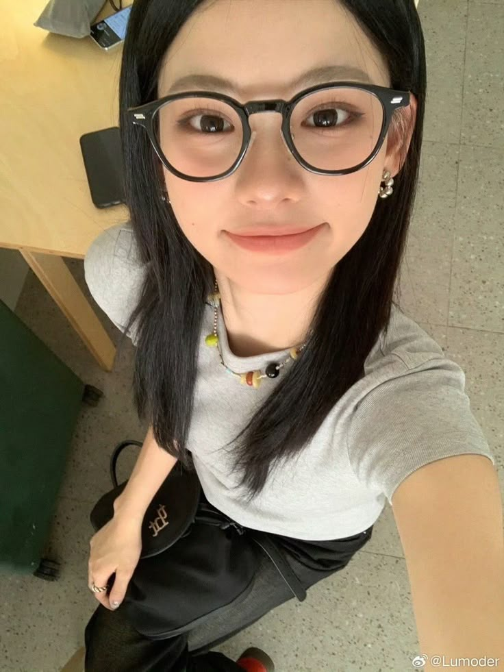 Top 99+ ảnh gái xinh đeo kính siêu Cute và đáng yêu