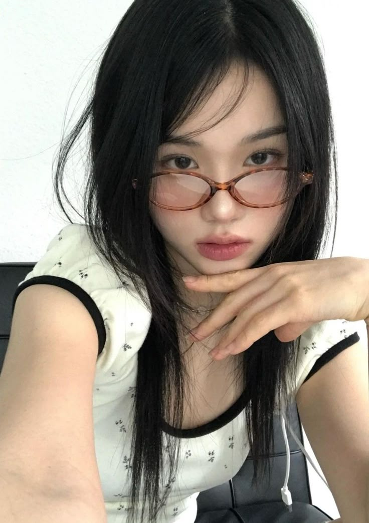 Top 99+ ảnh gái xinh đeo kính siêu Cute và đáng yêu